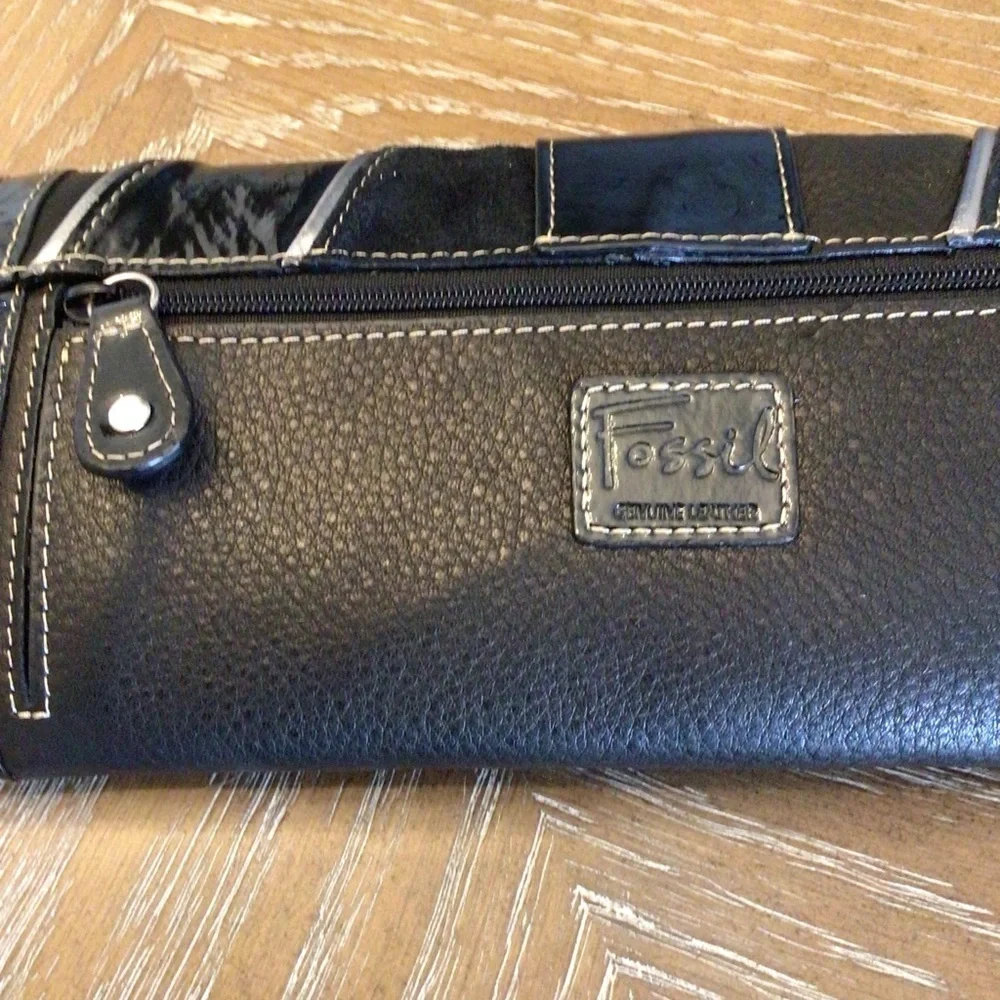Fossil Womens Black Leather Buckle Front Clutch Wristlet Fold Over Wallet